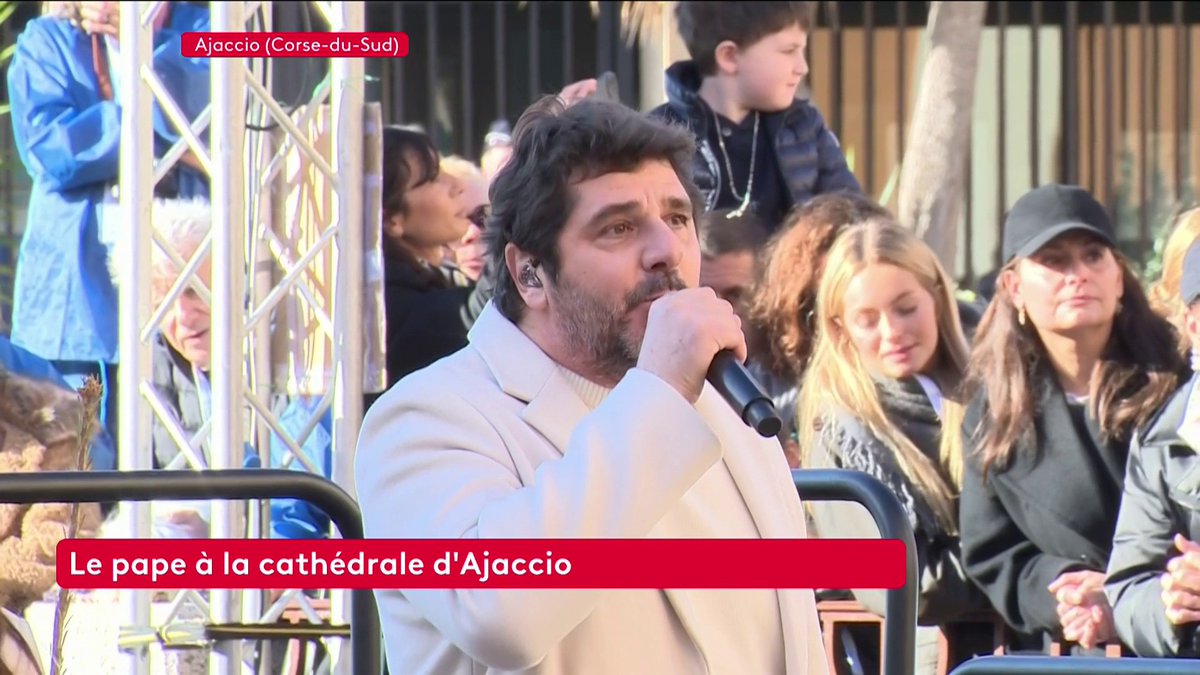 🔴 Moment émotion. Cinq artistes, dont Patrick Fiori et Alizée, ont accueilli le pape en chantant Terra Corsa devant la cathédrale d'Ajaccio.