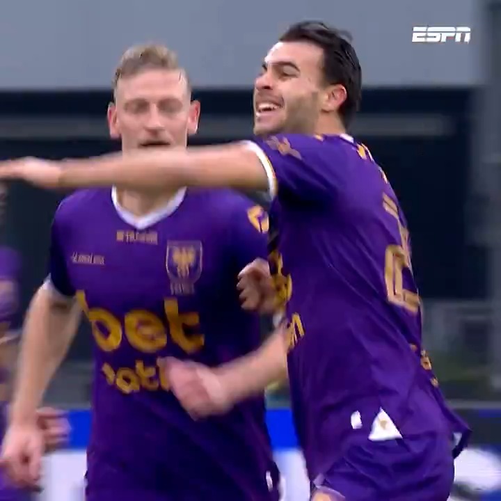 Het is nu al de wedstrijd van Enric Llansana! 👀 Met deze heerlijke pegel zet hij Go Ahead op 0-1, maar even later moet hij met rood vertrekken 🟥 #utrgae