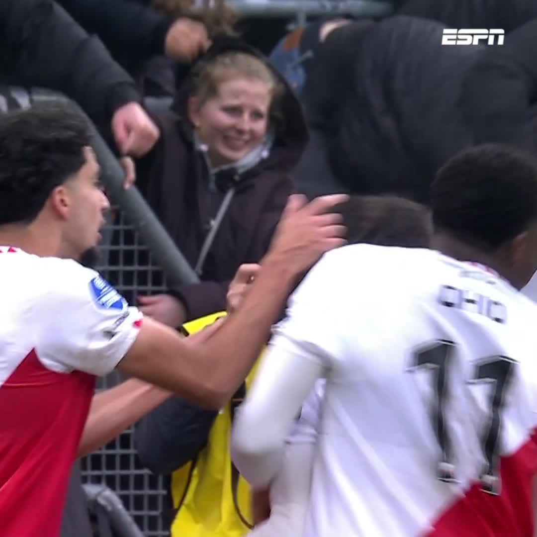 Sensatie! Twee late goals van Adrian Blake redden een punt voor FC Utrecht tegen tien man Go Ahead 😱 #utrgae