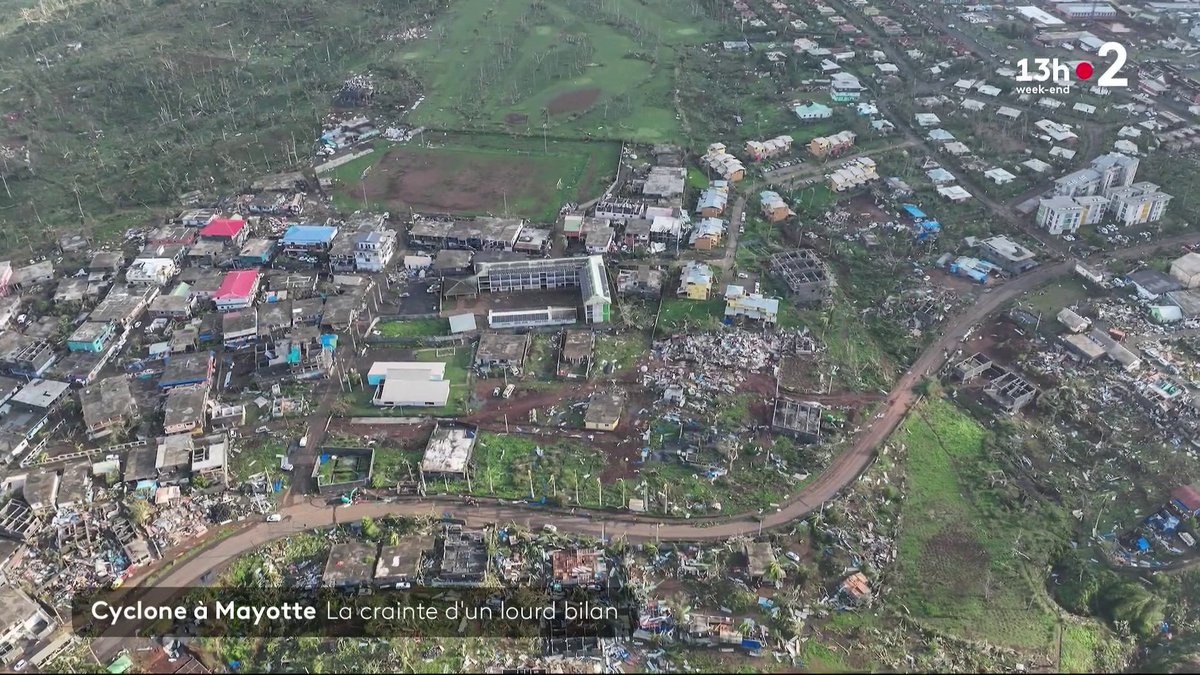 Au moins 14 morts sont à déplorer à Mayotte, dimanche 15 décembre, après le passage du cyclone Chido. Le bilan est provisoire et difficile à établir, en raison des coulées de boue et des nombreux dégâts matériels qui compliquent les recherches. #JT13h