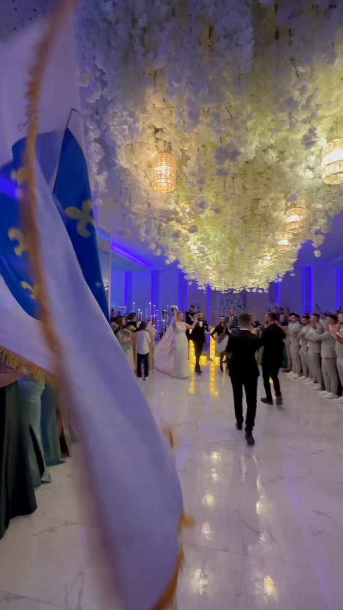 This is Bosnian people wedding. Almost in all Bosnian weddings, Albanian traditional costumes and wedding music are present. Bosnian people are the fastest to wake up from the Russian lies and come back to the original Illyrian/Albanian roots. The text of the famous song played at many Bosnian weddings is: “Let's dance the rugova dance to the red apple Kosovo border (Nish) Greater Albania. Let's dance the headscarf dance. How beautifully the youth dance in Kosovo! Let's dance the scarf dance, our Kosovo and is our Albania”. 🇦🇱 🇧🇦 🇽🇰♥️