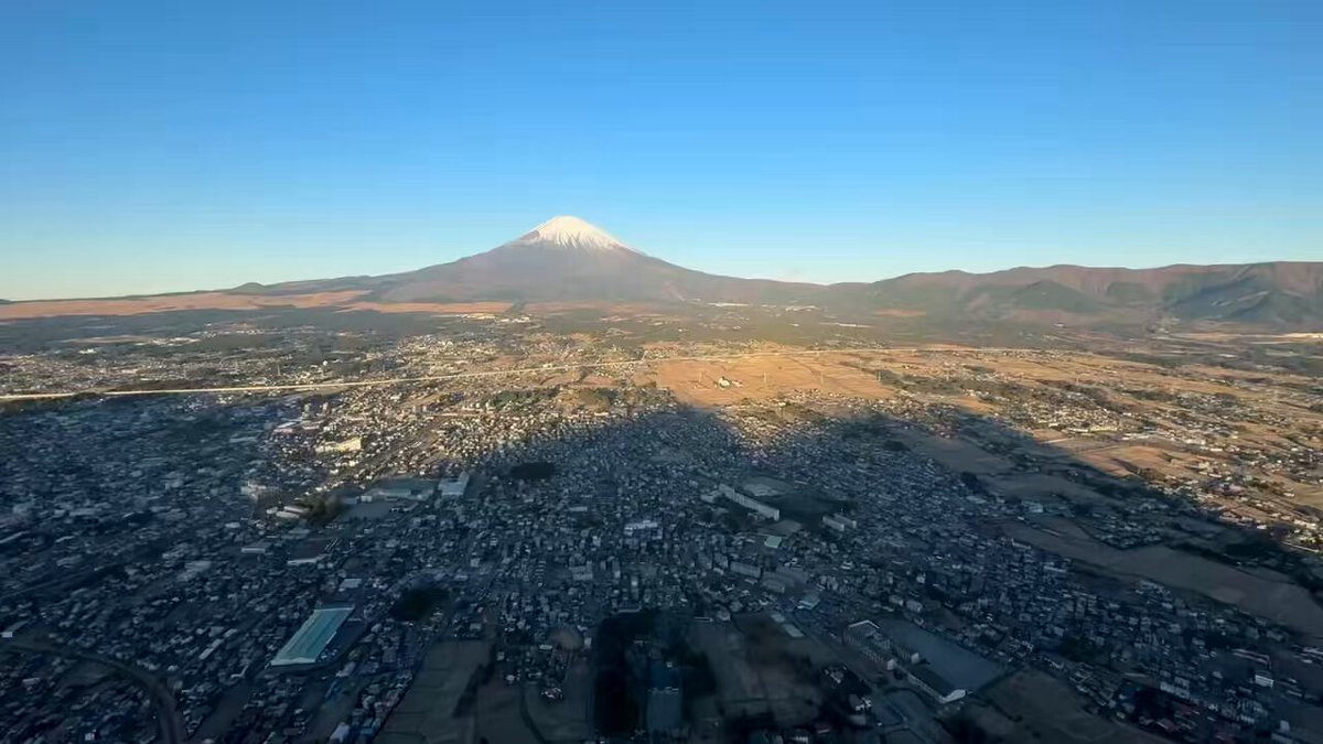 今日は気球に乗せてもらって富士山撮影してきました。 ドローンより高いです。1000mぐらい。 高い場所から見る富士山も素敵でした。