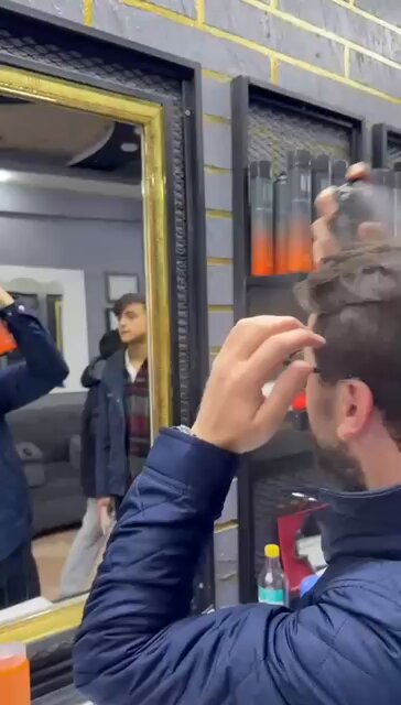 Adem Metan ve bir grup gazeteci ile Suriye sınırından beraber geçecektik. Sabah Ademle aynı arabayla gittik sınıra. “Abi acil bir şey almam lazım” dedi. Meğer jöle arıyormuş. Sonra bir berbere girdi ve saçına sprey sıktı. “Savaş alanına habere giderken bunu yapanı duyururum” demiştim sana Ademcim ☺️ Adem Metan