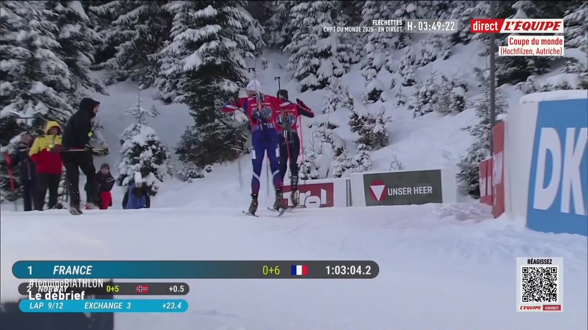 Alors qu'il était en tête de la course avec le Norvégien Soerum, Émilien Jacquelin a fait quelques ajustements sur ses skis.