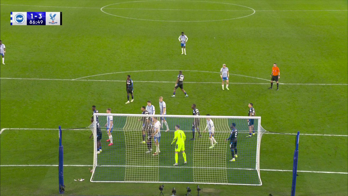Brighton pull one back with 86 minutes on the clock after a goal line scramble!