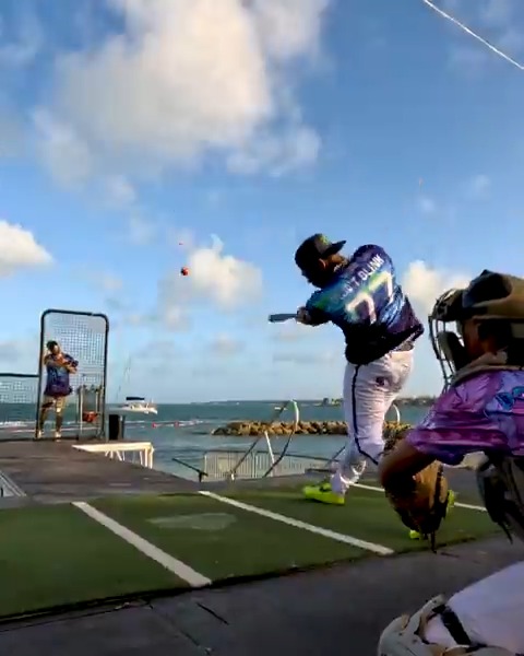 A home run derby on a beach in the Bahamas? It doesn’t get much better than this in the offseason 😍