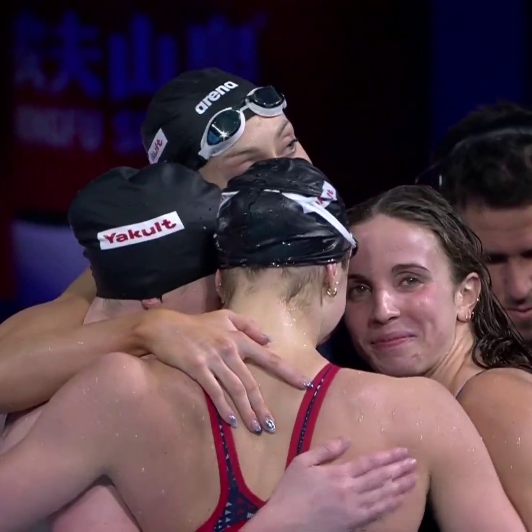 GOLD FOR THE USA! 🇺🇸🥇 Regan Smith, Lilly King, Gretchen Walsh and Kate Douglass claim the women's 4x100m IM relay title after SMASHING the world record. #AQUABudapest2024 | 📺 Peacock