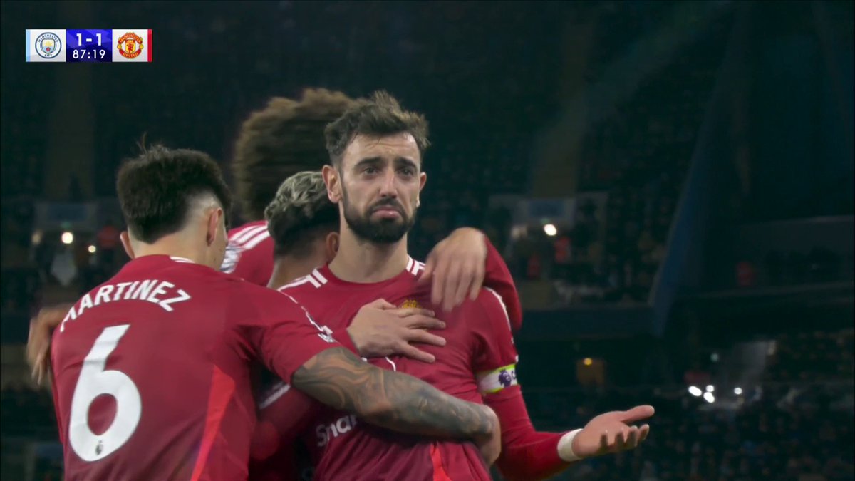 Bruno Fernandes equalises for Manchester United from the spot! 🔴