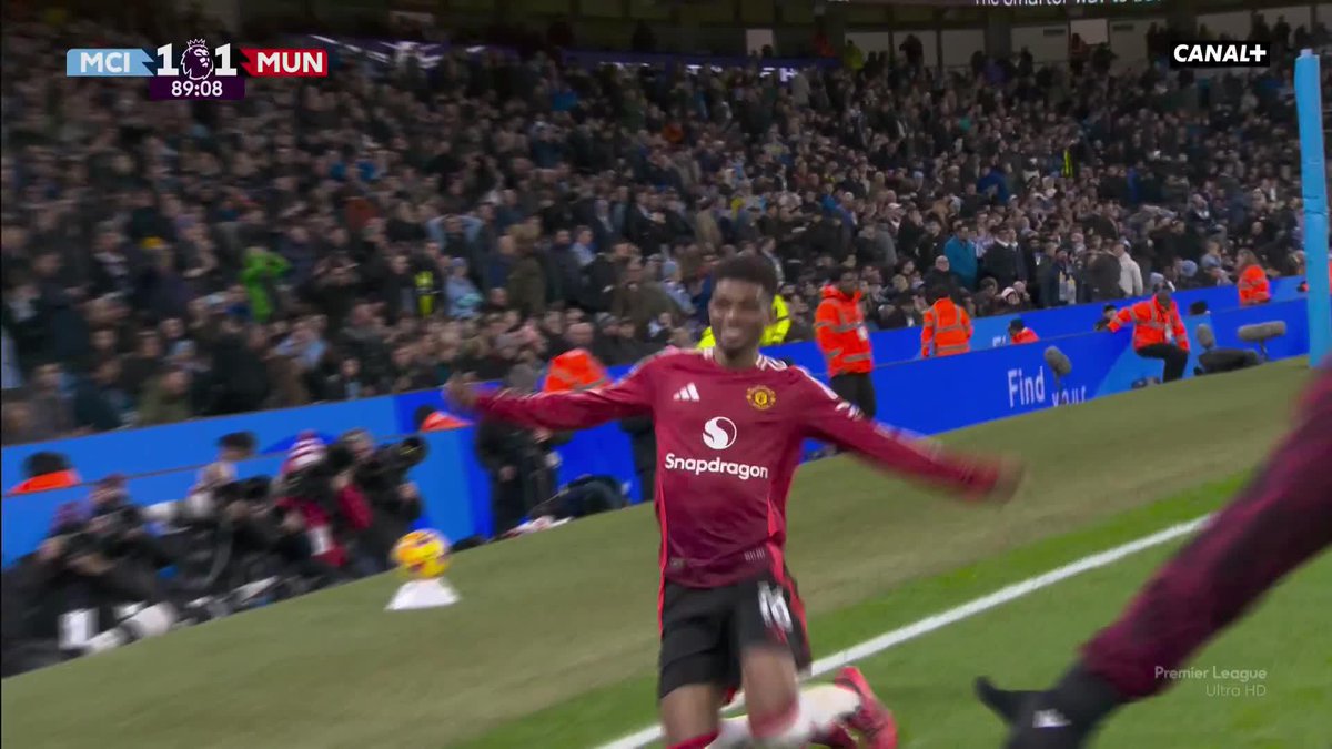 #PL 🏴 : Le génie ivoirien de Manchester United, AMAD DIALLOOO 🇨🇮, fait tomber les Citizens dans les dernières minutes du derby. Manchester est ROUGE 👹