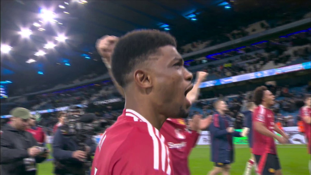 Manchester United players celebrate with their fans at the Etihad ๐