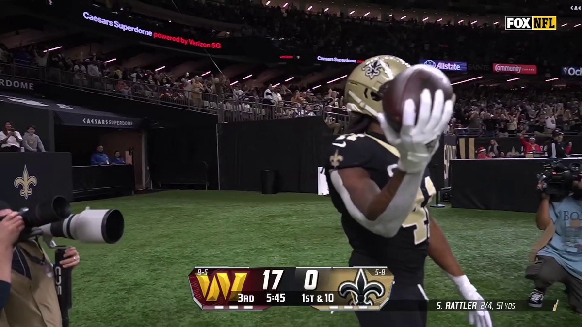Oh my! #Saints WR Cedrick Wilson throws to Alvin Kamara, who makes an UNREAL one-handed catch!