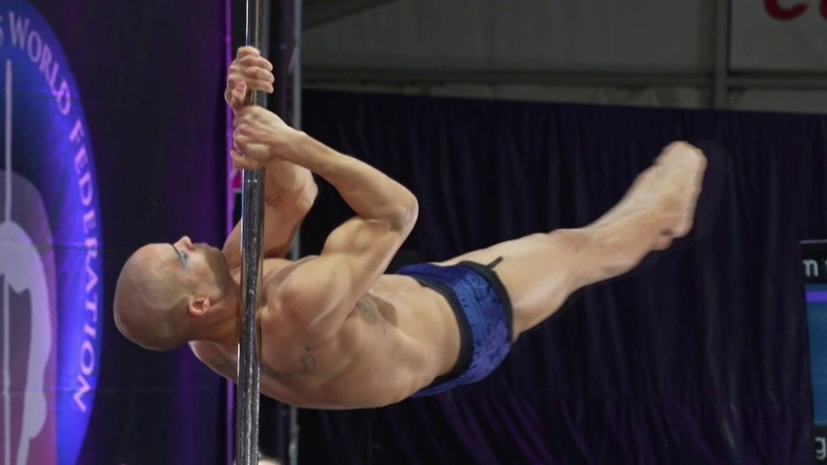 😮 #Stade2 | Grand format : un homme à la barre 🔥 Il est professeur agrégé de physique et champion de pole dance : Jemi Van Dijk aime casser les codes et bousculer les stéréotypes de genre ! ▶️ L’émission en replay :