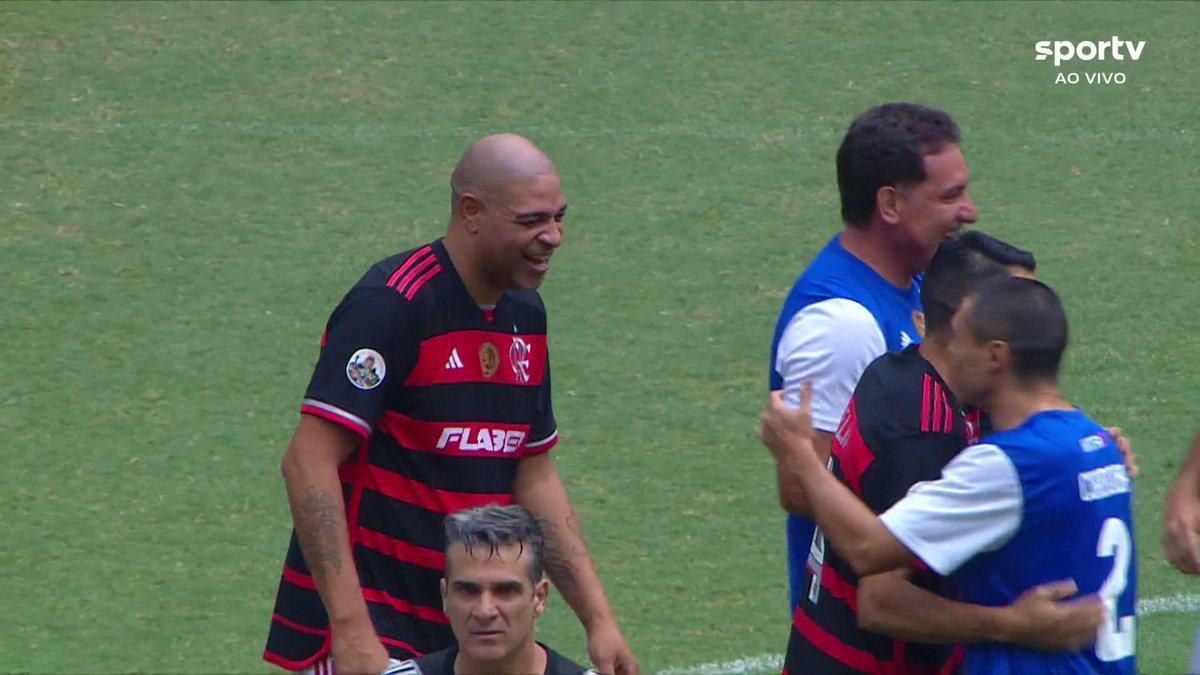 Em sua despedida e com o sorriso no rosto, Adriano agradece aos torcedores presentes no Maracanã!