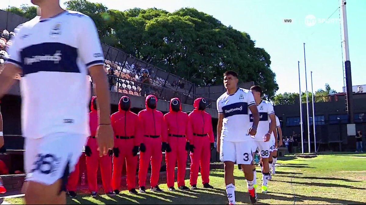 Main sponsor en la camiseta (sólo por hoy), personajes de la serie en las tribunas y en el campo de juego, activación en el canal de TV que transmite el partido y en redes sociales… Muy bien por CheNetflix, Club Atlético Platense y #ElJuegoDelCalamar