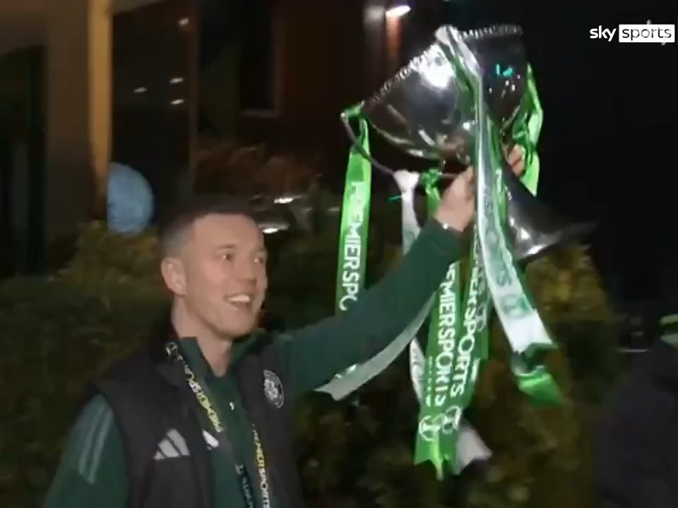 🏆 Callum McGregor and Brendan Rodgers lead the celebrations as Celtic parade the League Cup trophy in front of the fans at Celtic Park ⤵️