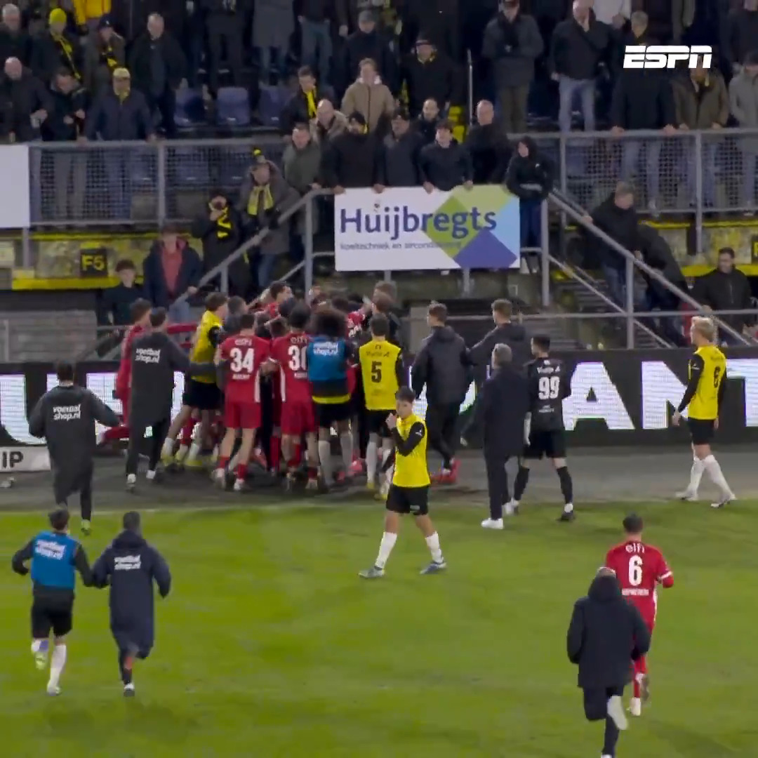 AZ wint in Breda door een treffer van Mees de Wit in blessuretijd: 1-2. Na het laatste fluitsignaal ontspoort het helemaal… #aznac