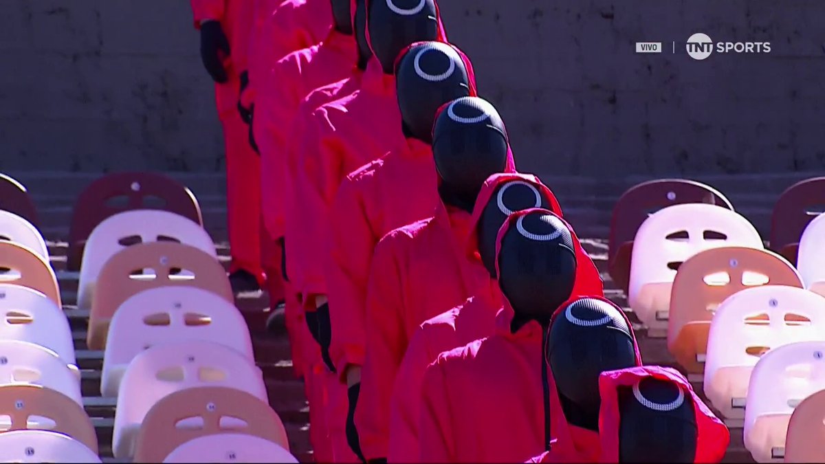 Ahí están los guardias de los del juego del calamar, en la cancha del Calamar. #eljuegodelcalamar CheNetflix