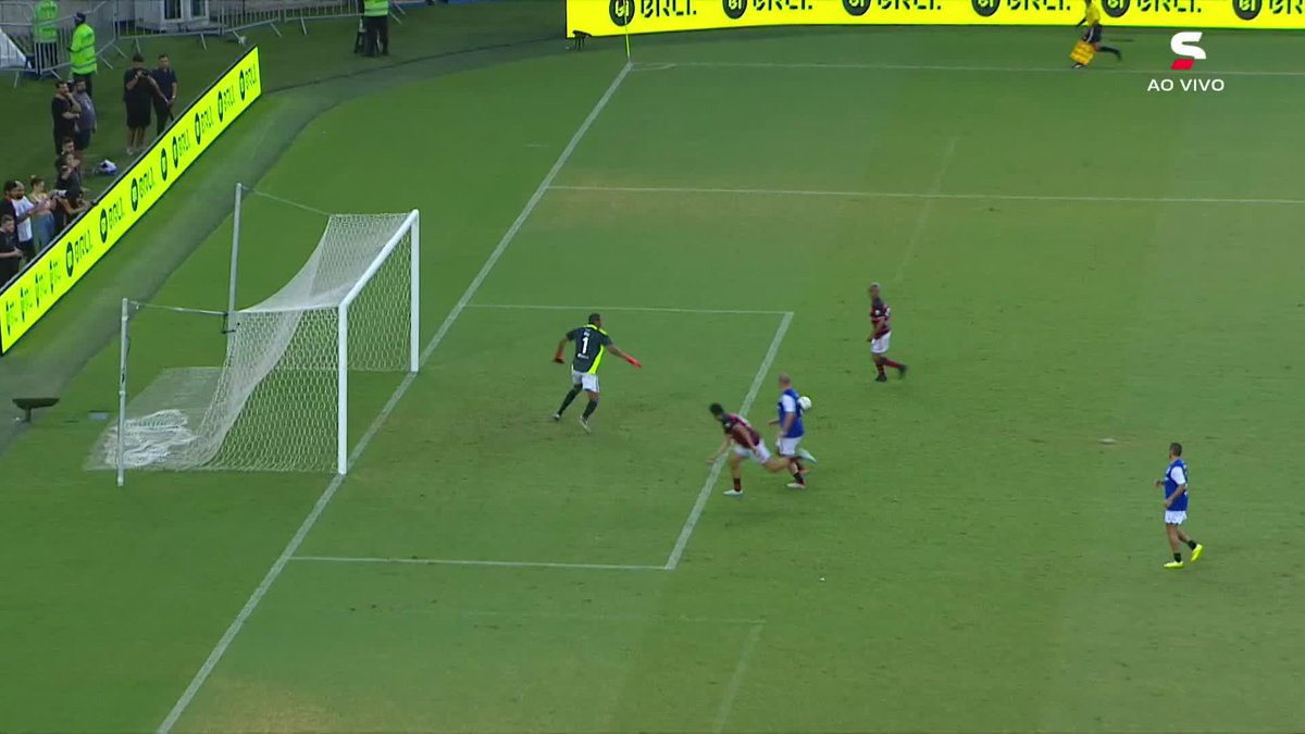 O BAIXINHO ESTÁ SEMPRE NO LUGAR CERTO! Djalminha dá passe espetacular para Athirson, que domina e deixa Romário livre para fazer o gol na despedida de Adriano!