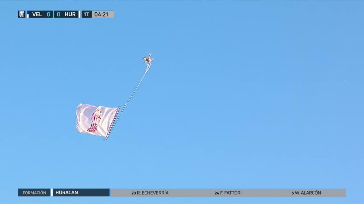 🏟️🇦🇷 APARECIÓ UN DRON CON LA BANDERA DE HURACÁN EN LA CANCHA DE VÉLEZ.