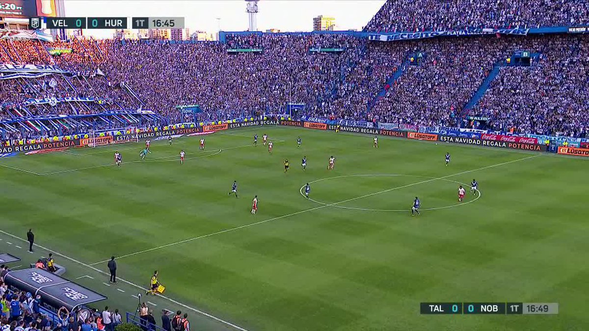 ❌El línea Brailovsky no respetó el protocolo VAR y levantó la bandera a un Wanchope Ábila que parecía habilitado.