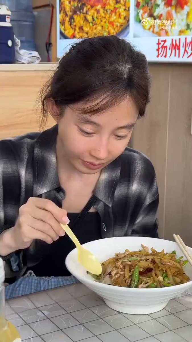 说实话，冯提莫粉丝很多 但颜值只有路人甲 你承认吗？ 🥹