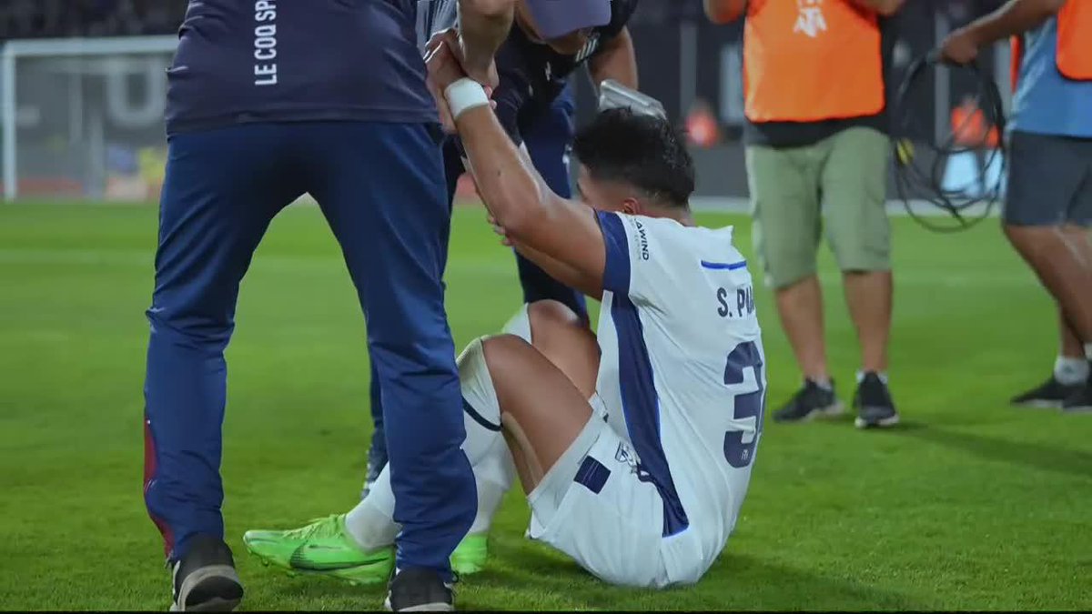 LA OTRA CARA DE LA MONEDA EN EL KEMPES: la gente de Talleres alienta a pesar de perder el campeonato, pero los jugadores están muy golpeados.