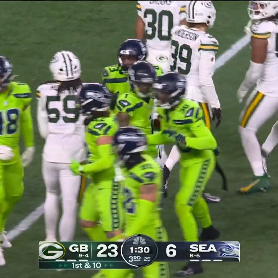 Tyler Lockett stayed by Geno Smith's side post-injury. 💚