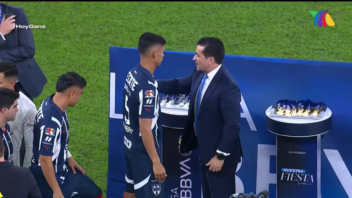 El momento en que Henry Martín levanta la 16 y el Tricampeonato del América😭💛