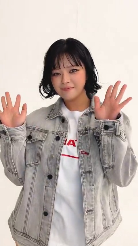 Guess JEONGYEON's #STRATEGY 💗 🎧 STRATEGY #TWICE #트와이스 #JEONGYEON #정연