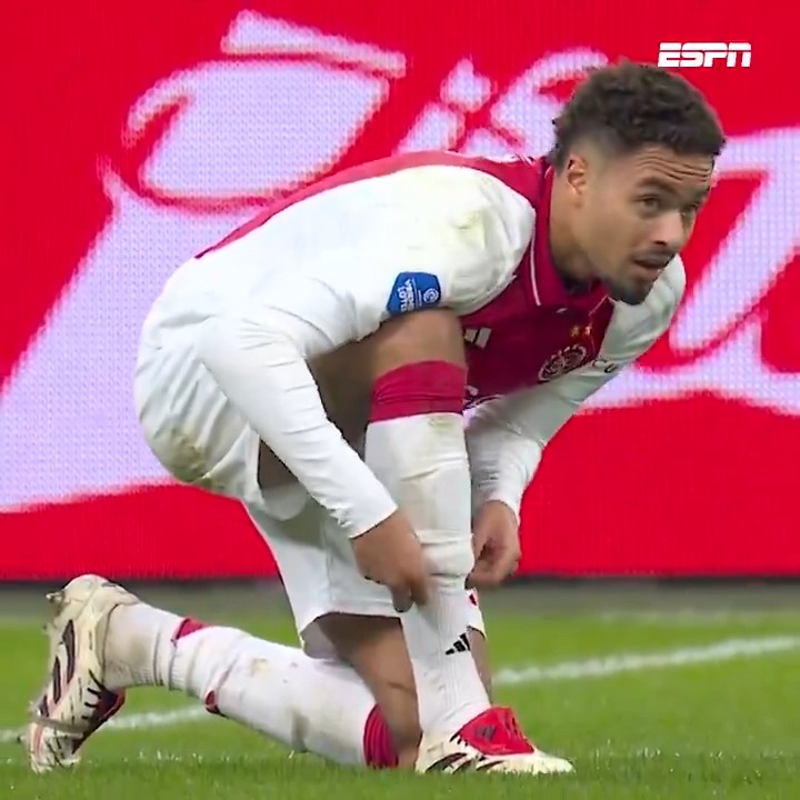 Devyne Rensch komt goed weg: had de goal moeten tellen voor Almere City? 🤨 #ajaalm