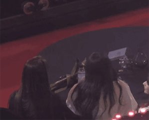18년도 시상식에서 아이유선배한테 꽃 선물한 나연언니 비하인드가 진짜 순정 그자체야 처음에 머뭇거리다가 좋아하는 선배한테 꽃 주는 타이밍 놓쳐서 자책하고 친구들한테도 혼남 다시 친구들이 응원해줘서 큰맘먹고 최종전달했는데 그 꽃을 선배가 계속 가지고 다녔다는 이야기 << 너무아름다움..