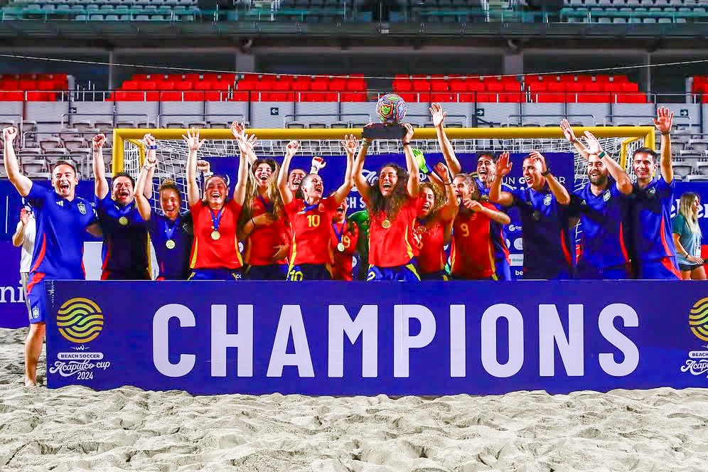 🏆 ¡¡Tercer título de la temporada para la Selección Española Femenina de Fútbol playa!! 👏 Pleno de victorias y campeonas de la 𝙒𝒐𝙢𝒆𝙣'𝙨 𝘼𝙘𝒂𝙥𝒖𝙡𝒄𝙤 𝑩𝙚𝒂𝙘𝒉 𝑺𝙤𝒄𝙘𝒆𝙧 𝘾𝒖𝙥 🆚 🇺🇸 (4-2) 🆚 🇨🇷 (2-0) 🆚 🇲🇽 (0-10) 🙌 ¡¡ENHORABUENA!! #AcapulcoCup