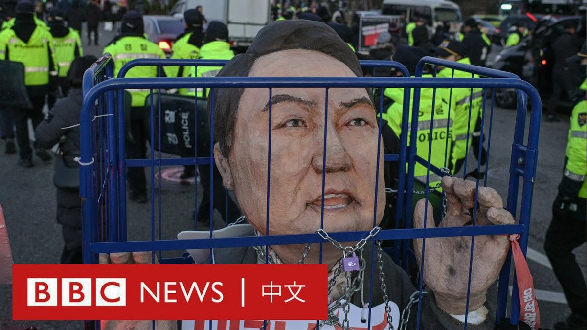 韩国国会第二度表决针对总统尹锡悦的弹劾案,终在执政党部分议员的倒戈下获得通过,令他即时被停职。 韩国宪法法院周一(12月16日)决定,订于月底举行首次弹劾案听证会;同一天,执政党国民力量党魁韩东勋在表态支持弹劾后宣布辞职,政坛震荡未止。 这位韩国史上第三位遭受弹劾的总统,他的去留将在未来数周至数月内有定案。韩国的政治危机将如何走向?是否会出现政治真空?