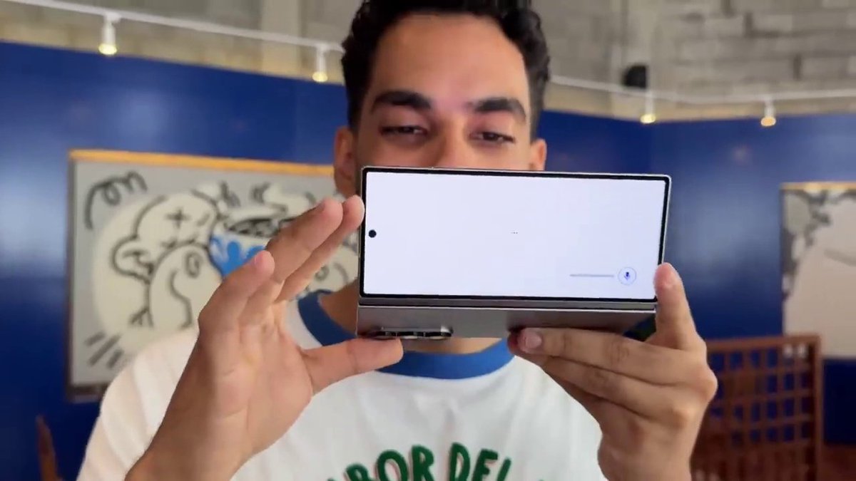 جربت الترجمة الفورية في GalaxyZfold6 ؟ منقذك الأول في كل المواقف 😍 بكل سهولة طلع جهازك بس وبيترجم لك الكلام بنفس الدقيقة، ولو طالت السوالف، سوي مثل عبدالعزيز😉 #Samsung #GalaxyZFold6 #GalaxyAI
