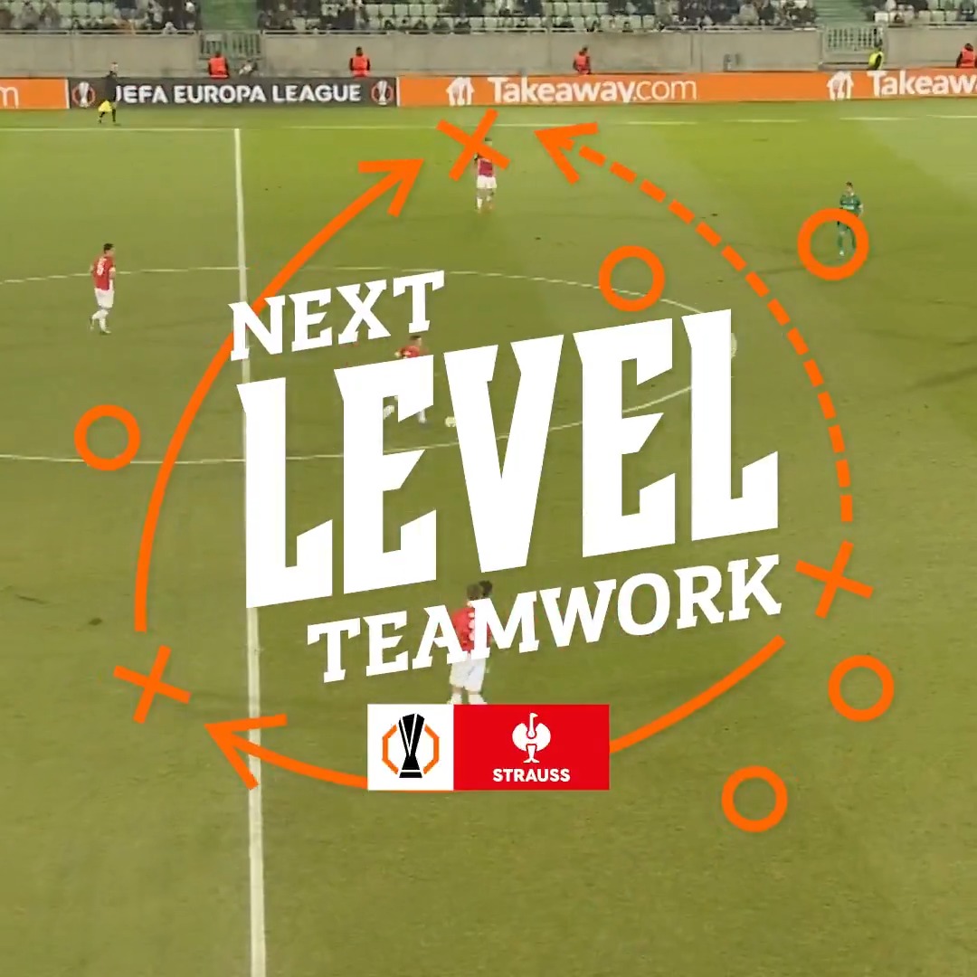 Flowing football from AZ and PAOK 🤤 Which team move do you prefer? 💫 STRAUSS | #UELteamwork