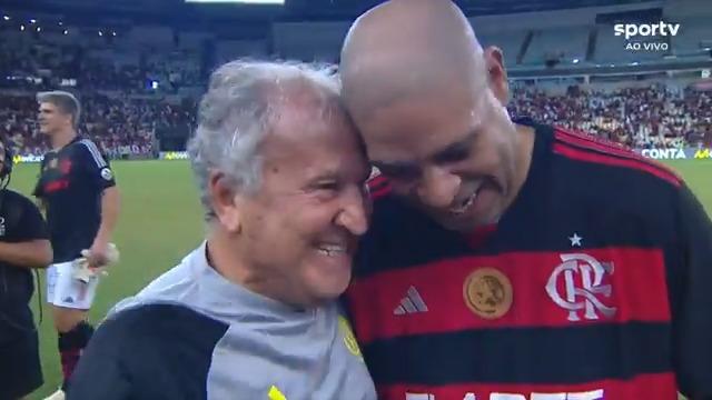 Zico entregándole una placa al Emperador Adriano. Cuánta magia junta, por favor 🇧🇷⚽️