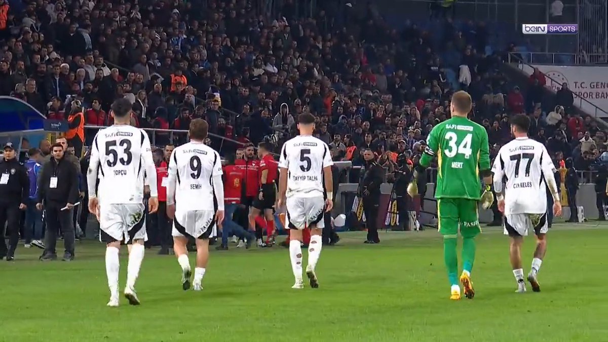 Beşiktaş tribünleri futbolcuları tribüne çağırarak: "Oraya ineriz, ananızı s**eriz!"