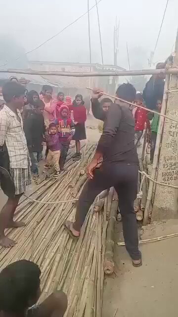 कृपया इसे शेयर अवश्य करें 💔 मध्यप्रदेश के #जबलपुर में सार्वजनिक कुएं से पानी पीने के कारण जातिवादी आतंकियों ने दलित समाज के 5 बच्चों को रस्सी से बांधकर बेरहमी से पीटा गया दलित बच्चों को इतनी बेरहमी से मारा गया कि वे अधमरी स्थिति तक पहुंच गये।। Madhya Pradesh Police JABALPUR POLICE