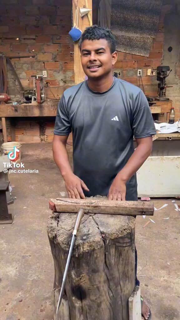 Faca bruta de pega, já vou encomendar uma dessa, parabéns pelo trabalho 🤝👏🏻👏🏻👏🏻👏🏻