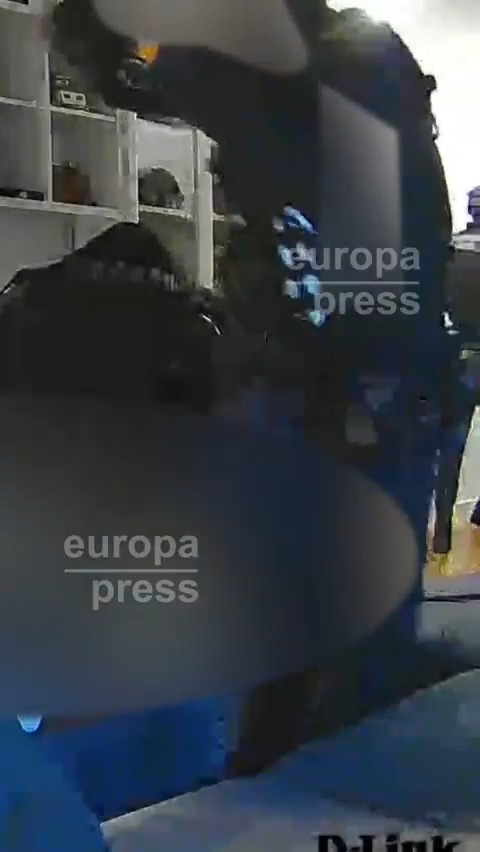 🔴 Una cámara del domicilio de Koldo grabó la entrada de una veintena de agentes pistola en mano al grito de "al suelo". En la casa se encontraba el propio Koldo García, su esposa y su hija de tres años