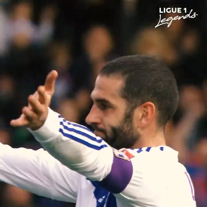 Si je devais dire un seul mec de l’OL que j’aurais adoré avoir dans mon équipe, ma priorité va à Lisandro Lopez. Même si y’a d’autres gros monstres à Lyon et qu’il n’a pas de titre en L1, je kiffais trop son aura sur le terrain Bonne retraite Licha 🫡