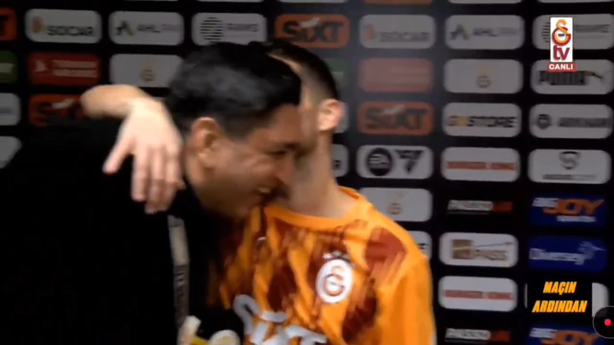 GS TV Muhabiri Deniz Gülen: "Öncelikle kendisini çok seviyorum..." Dries Mertens: "Bir eşim var ve kendisi kıskanacak. 😅"