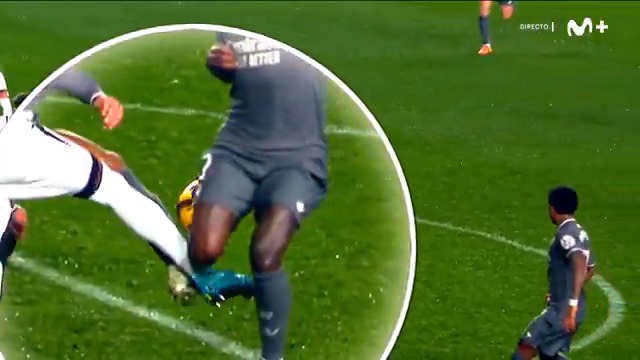 🗣️ "Bellingham intenta controlar pero golpea a su compañero, Mumin intenta despejar y golpea a Vinicius...". Mateu Lahoz, sobre la polémica en Vallecas. #ElDíaDespués