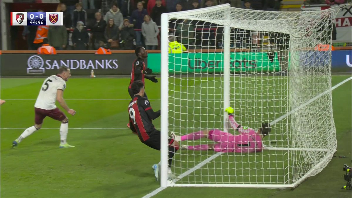 What an opportunity for Bournemouth 😲 What a save from Fabianksi 👊