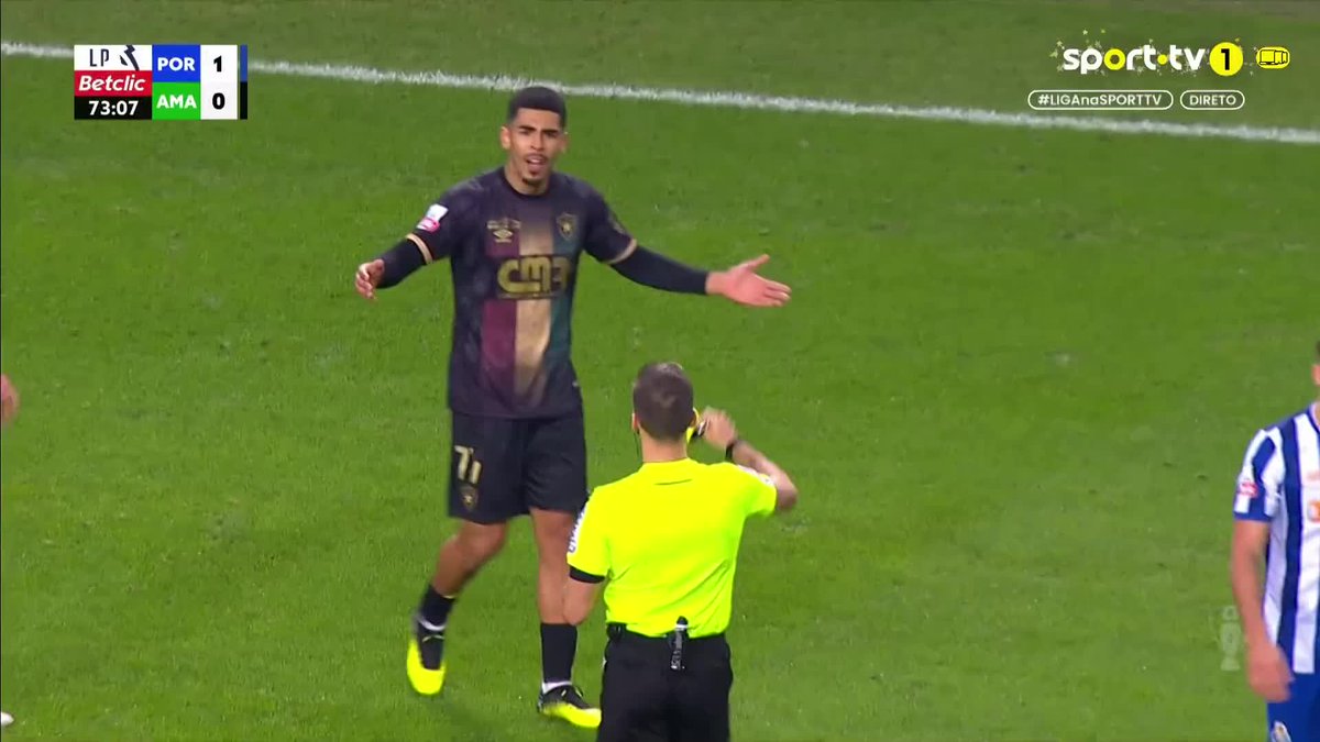 Danilo Veiga vê o segundo amarelo e é expulso 🟥 #sporttvportugal #LIGAnaSPORTTV #ligaportugalbetclic #fcporto #estrelaamadora