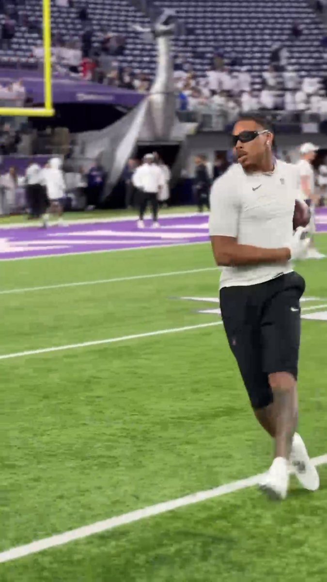 Justin Jefferson warming up with shades 😎 #CHIvsMIN | 8 PM ET | ABC/ESPN+