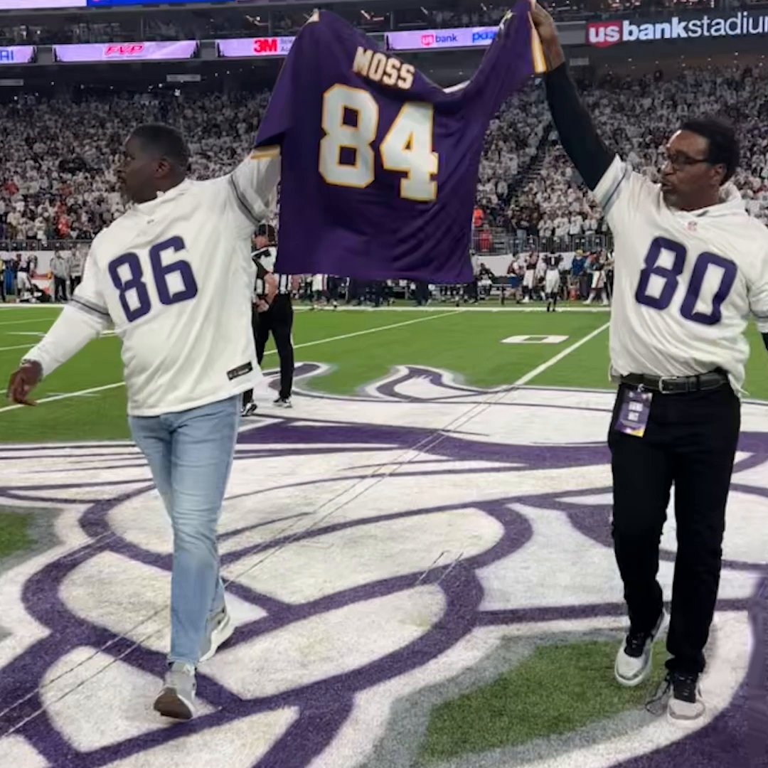 "RANDY, RANDY" 🗣️ Jake Reed and Cris Carter show support for Randy Moss 💜