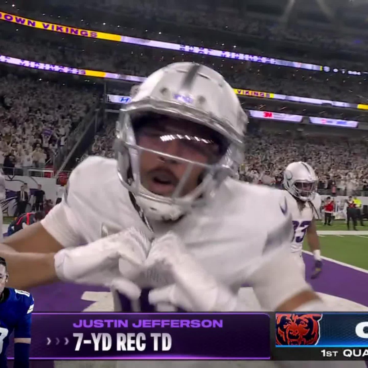 "We love you Randy, that's for you" 💜 Justin Jefferson showing love to Randy Moss after the TD 🥹