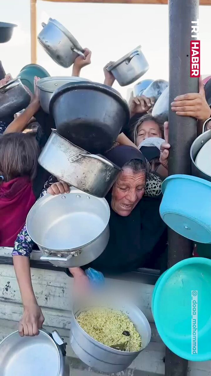 Bir kap yemek için uzanan eller... 📍Gazze