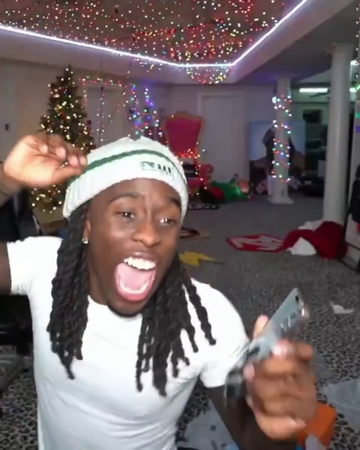 "When you get in the NFL, give me free tickets, PLEASE. Every game!" - Kai Cenat to Travis Hunter 😂🔥 (via Kai Cenat)